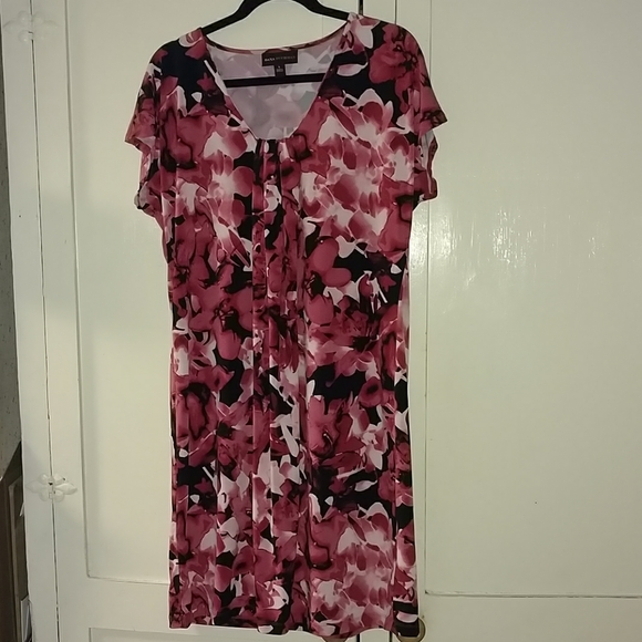 Cute Dress 👗 - Picture 1 of 3